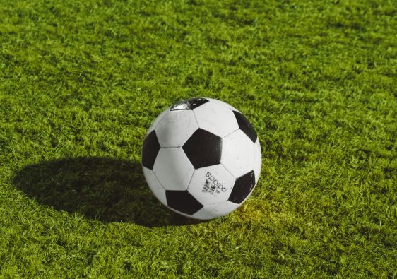 Comment tout savoir sur le football : histoire, règles et évolution de ce sport mondial