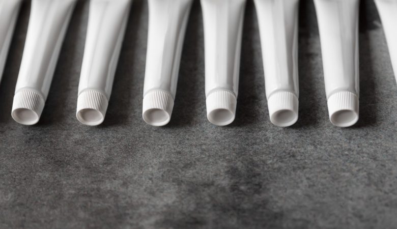 Comment choisir le type de colle UV adapté à une application industrielle ?